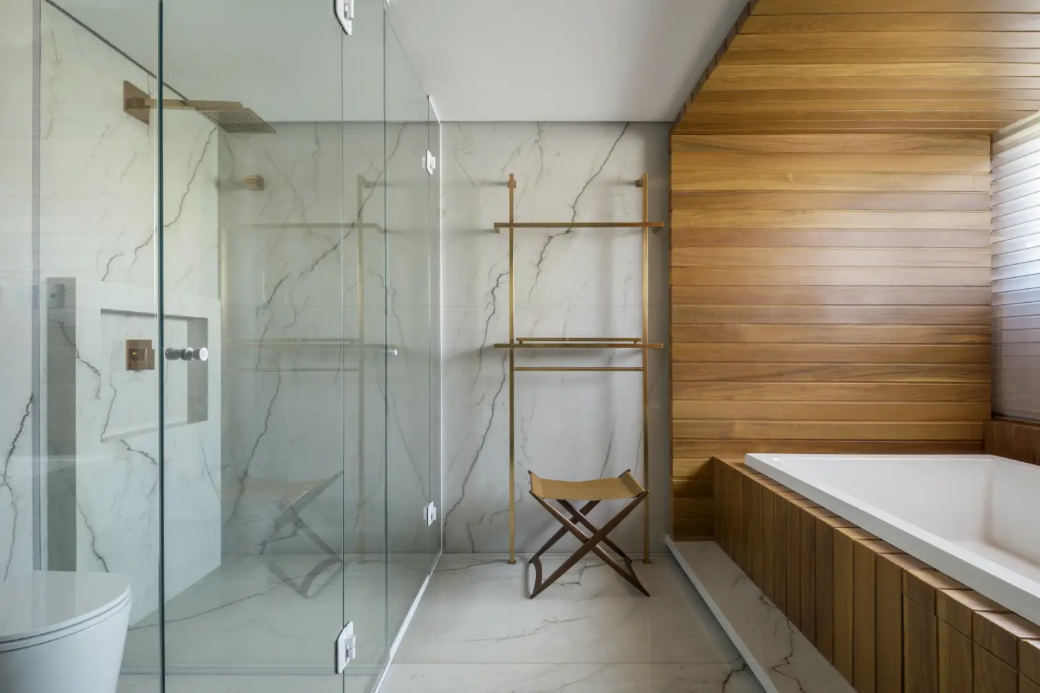 Bathroom with walls covered in Mont Blanc quartzite and a bathtub